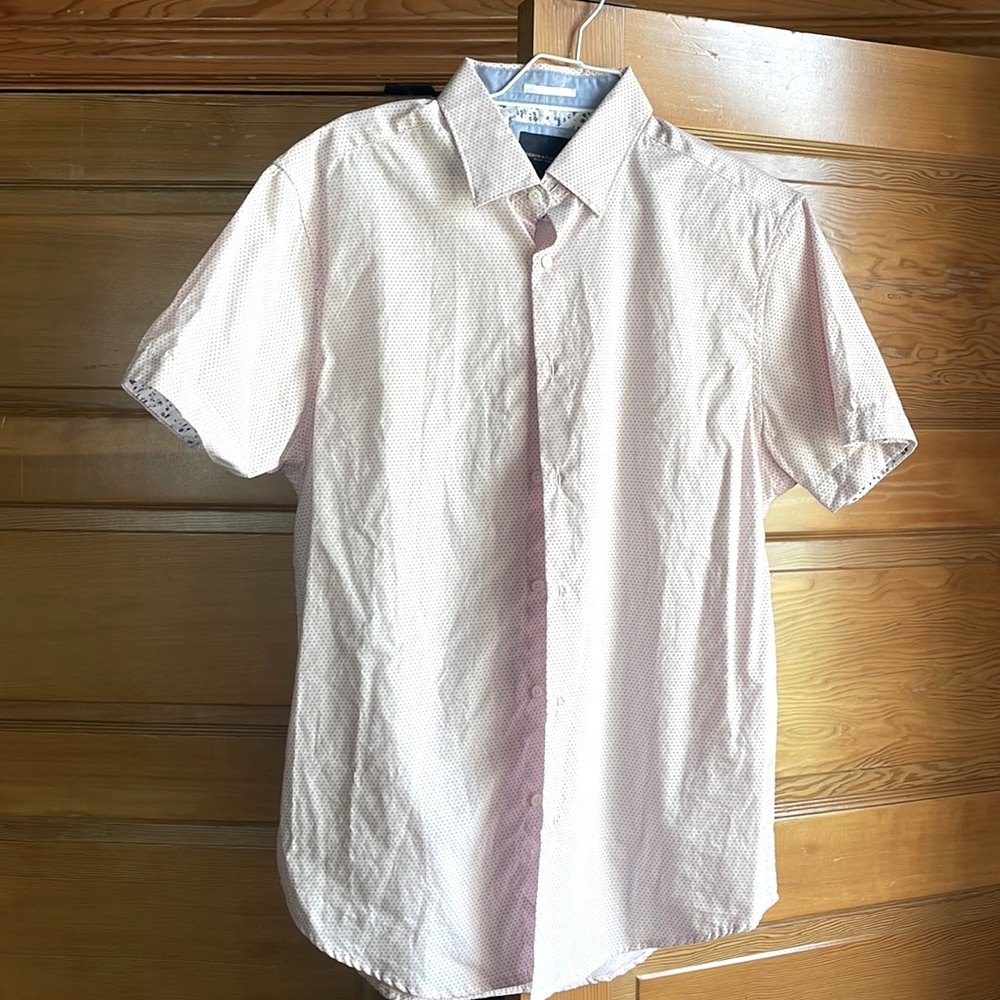 Light pink with navy blue dotting. Flippable floral pattern in sleeve.